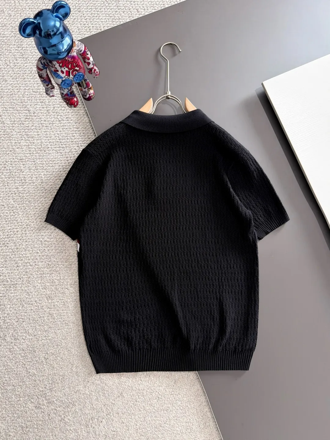 Next day delivery P165 High Quality Mouth Covered 2026 Summer New Arrival Men's Short Sleeve T-shirt Made of combed cotton yarn knitted cotton fabric, pure cotton high weight special yarn, it feels full of weight when weighed, and the upper body is more textured than ordinary T-shirts. This texture can cope with the weather easily and is suitable for both hot and cold! The pattern on the chest adopts three-dimensional embroidery technology, and is perfectly produced stitch by stitch with reference to the original version! Loose fit design, looks noble. Size: M to XXXL